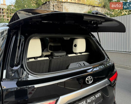 Черный Тойота Секвойя, объемом двигателя 3.5 л и пробегом 1 тыс. км за 150000 $, фото 88 на Automoto.ua