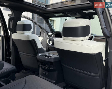 Черный Тойота Секвойя, объемом двигателя 3.5 л и пробегом 1 тыс. км за 150000 $, фото 49 на Automoto.ua