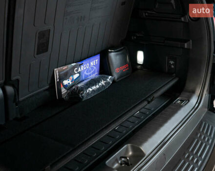 Черный Тойота Секвойя, объемом двигателя 3.45 л и пробегом 3 тыс. км за 145000 $, фото 12 на Automoto.ua