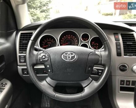 Фиолетовый Тойота Секвойя, объемом двигателя 5.7 л и пробегом 170 тыс. км за 29800 $, фото 53 на Automoto.ua