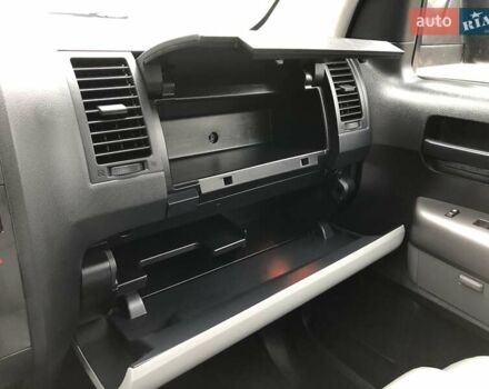 Фиолетовый Тойота Секвойя, объемом двигателя 5.7 л и пробегом 170 тыс. км за 29800 $, фото 52 на Automoto.ua