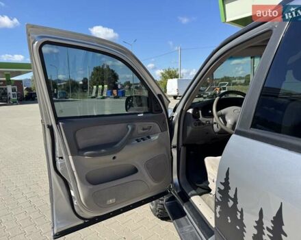 Серый Тойота Секвойя, объемом двигателя 4.7 л и пробегом 286 тыс. км за 14700 $, фото 9 на Automoto.ua