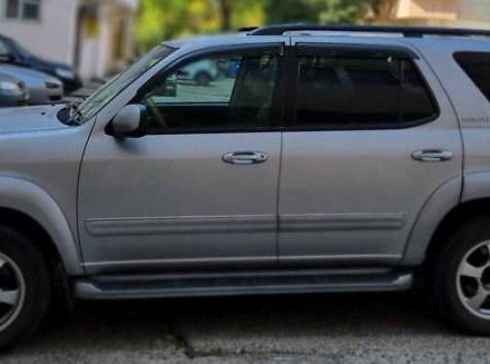 Серый Тойота Секвойя, объемом двигателя 4.7 л и пробегом 300 тыс. км за 11000 $, фото 2 на Automoto.ua