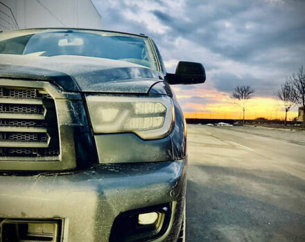 Серый Тойота Секвойя, объемом двигателя 5.7 л и пробегом 200 тыс. км за 21900 $, фото 5 на Automoto.ua