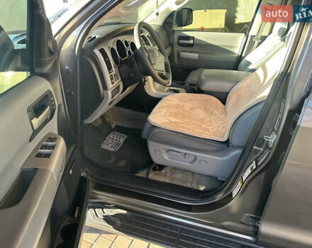 Серый Тойота Секвойя, объемом двигателя 5.7 л и пробегом 289 тыс. км за 22200 $, фото 15 на Automoto.ua