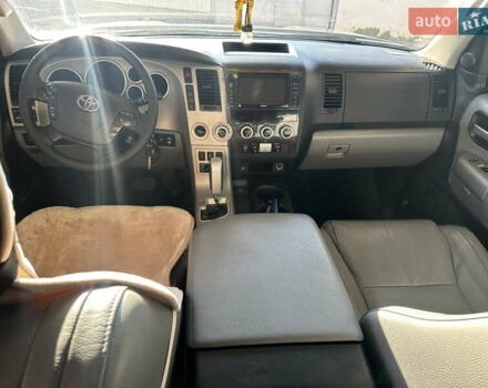 Серый Тойота Секвойя, объемом двигателя 5.7 л и пробегом 289 тыс. км за 22200 $, фото 14 на Automoto.ua