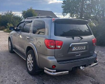 Серый Тойота Секвойя, объемом двигателя 5.66 л и пробегом 200 тыс. км за 23000 $, фото 2 на Automoto.ua