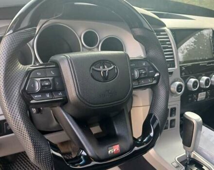 Серый Тойота Секвойя, объемом двигателя 5.66 л и пробегом 200 тыс. км за 23000 $, фото 1 на Automoto.ua