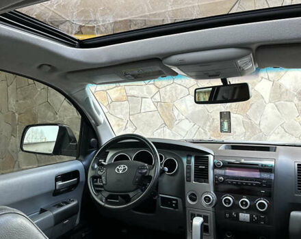 Серый Тойота Секвойя, объемом двигателя 5.7 л и пробегом 250 тыс. км за 19999 $, фото 18 на Automoto.ua