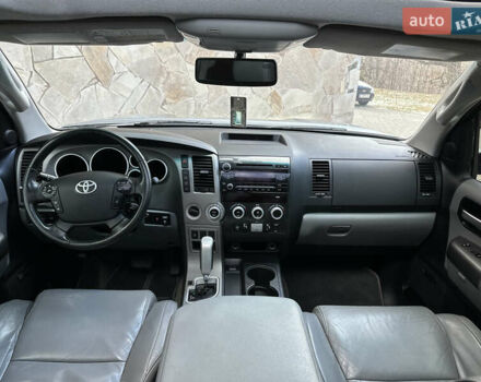 Серый Тойота Секвойя, объемом двигателя 5.7 л и пробегом 250 тыс. км за 19999 $, фото 20 на Automoto.ua