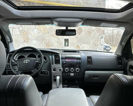 Серый Тойота Секвойя, объемом двигателя 5.7 л и пробегом 250 тыс. км за 19999 $, фото 19 на Automoto.ua