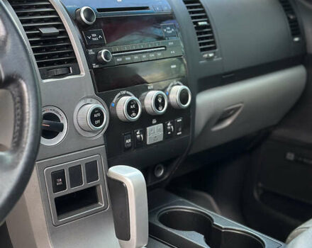 Серый Тойота Секвойя, объемом двигателя 5.7 л и пробегом 250 тыс. км за 19999 $, фото 22 на Automoto.ua