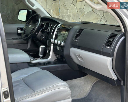 Серый Тойота Секвойя, объемом двигателя 5.7 л и пробегом 250 тыс. км за 19999 $, фото 13 на Automoto.ua