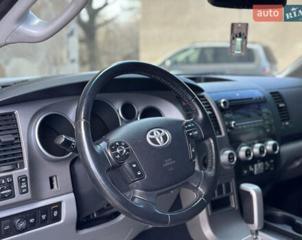 Серый Тойота Секвойя, объемом двигателя 5.7 л и пробегом 250 тыс. км за 19999 $, фото 25 на Automoto.ua