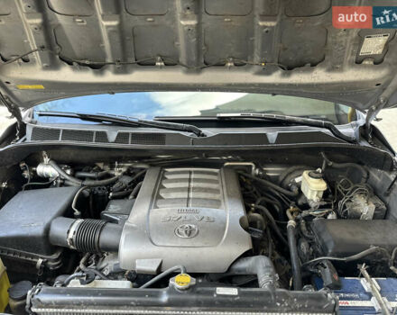 Серый Тойота Секвойя, объемом двигателя 5.7 л и пробегом 250 тыс. км за 19999 $, фото 32 на Automoto.ua