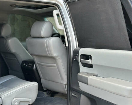 Серый Тойота Секвойя, объемом двигателя 5.7 л и пробегом 250 тыс. км за 19999 $, фото 28 на Automoto.ua