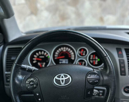 Серый Тойота Секвойя, объемом двигателя 5.7 л и пробегом 250 тыс. км за 19999 $, фото 12 на Automoto.ua