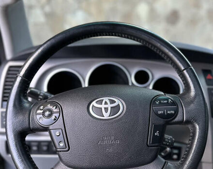 Серый Тойота Секвойя, объемом двигателя 5.7 л и пробегом 250 тыс. км за 19999 $, фото 21 на Automoto.ua