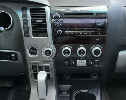 Серый Тойота Секвойя, объемом двигателя 5.7 л и пробегом 250 тыс. км за 19999 $, фото 17 на Automoto.ua