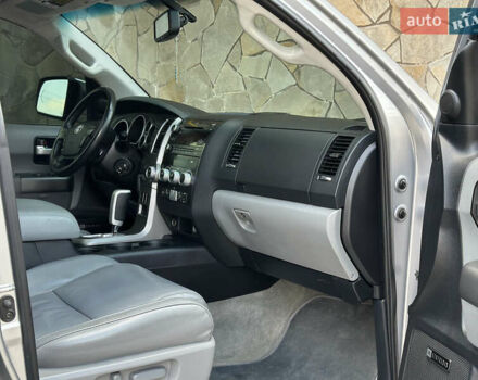 Серый Тойота Секвойя, объемом двигателя 5.7 л и пробегом 250 тыс. км за 19999 $, фото 14 на Automoto.ua