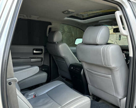 Серый Тойота Секвойя, объемом двигателя 5.7 л и пробегом 250 тыс. км за 19999 $, фото 31 на Automoto.ua