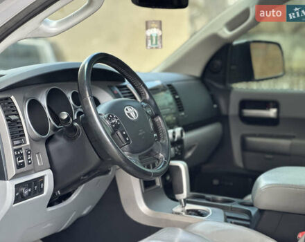 Серый Тойота Секвойя, объемом двигателя 5.7 л и пробегом 250 тыс. км за 19999 $, фото 23 на Automoto.ua