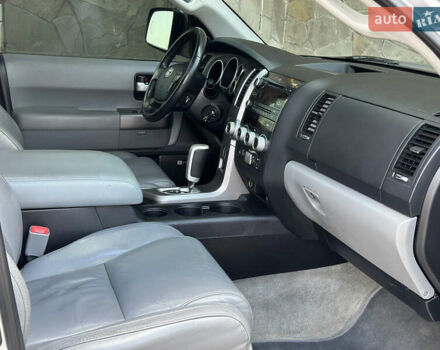 Серый Тойота Секвойя, объемом двигателя 5.7 л и пробегом 250 тыс. км за 19999 $, фото 15 на Automoto.ua