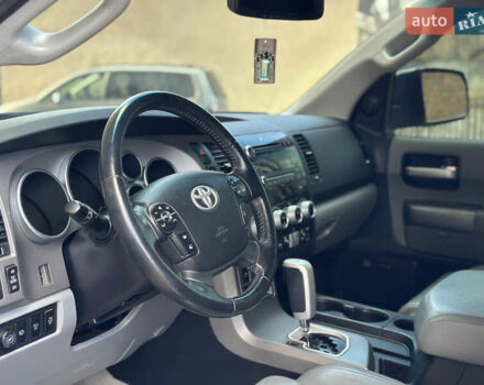 Серый Тойота Секвойя, объемом двигателя 5.7 л и пробегом 250 тыс. км за 19999 $, фото 26 на Automoto.ua