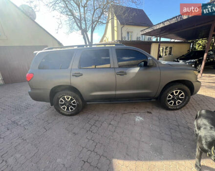 Серый Тойота Секвойя, объемом двигателя 5.7 л и пробегом 259 тыс. км за 21000 $, фото 3 на Automoto.ua