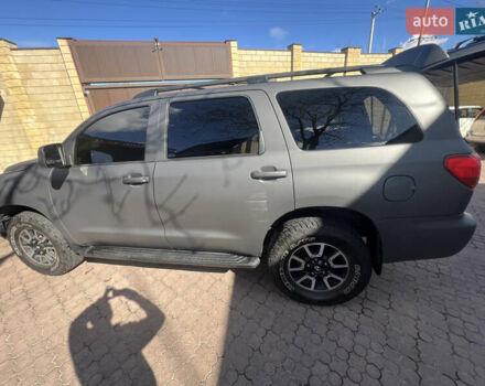 Серый Тойота Секвойя, объемом двигателя 5.7 л и пробегом 259 тыс. км за 21000 $, фото 2 на Automoto.ua