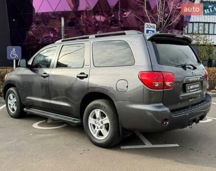 Серый Тойота Секвойя, объемом двигателя 5.66 л и пробегом 228 тыс. км за 27990 $, фото 4 на Automoto.ua