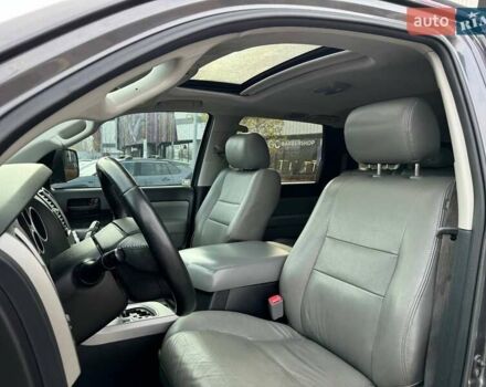 Серый Тойота Секвойя, объемом двигателя 5.66 л и пробегом 228 тыс. км за 27990 $, фото 28 на Automoto.ua