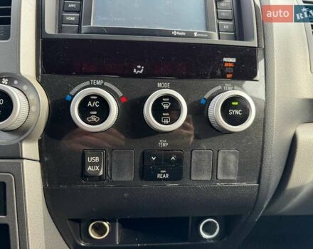 Серый Тойота Секвойя, объемом двигателя 5.66 л и пробегом 228 тыс. км за 27990 $, фото 25 на Automoto.ua