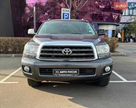 Серый Тойота Секвойя, объемом двигателя 5.66 л и пробегом 228 тыс. км за 27990 $, фото 2 на Automoto.ua