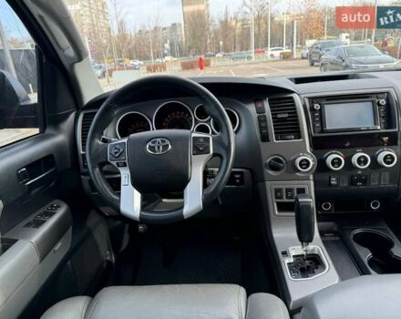 Серый Тойота Секвойя, объемом двигателя 5.66 л и пробегом 228 тыс. км за 27990 $, фото 13 на Automoto.ua