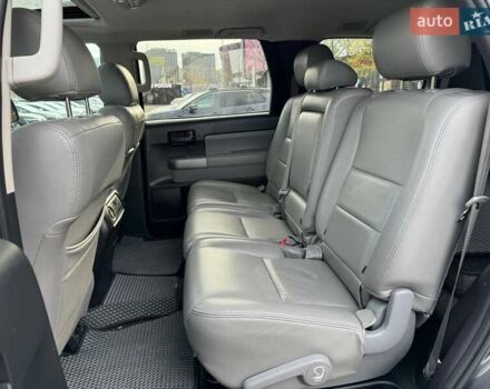 Серый Тойота Секвойя, объемом двигателя 5.66 л и пробегом 228 тыс. км за 27990 $, фото 8 на Automoto.ua