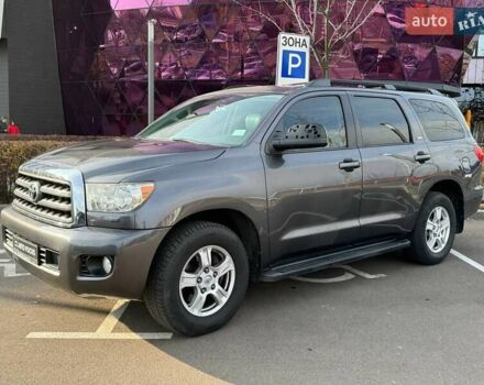 Серый Тойота Секвойя, объемом двигателя 5.66 л и пробегом 228 тыс. км за 27990 $, фото 3 на Automoto.ua