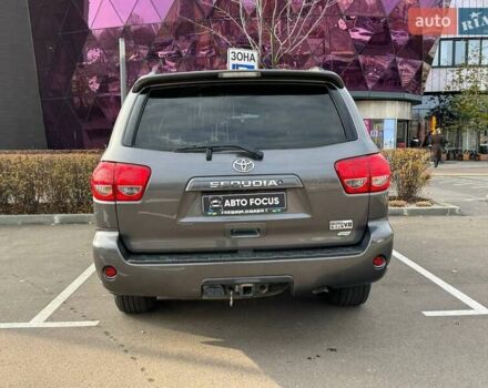 Серый Тойота Секвойя, объемом двигателя 5.66 л и пробегом 228 тыс. км за 27990 $, фото 5 на Automoto.ua