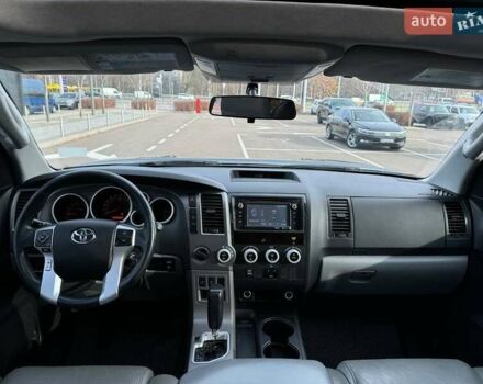 Серый Тойота Секвойя, объемом двигателя 5.66 л и пробегом 228 тыс. км за 27990 $, фото 14 на Automoto.ua