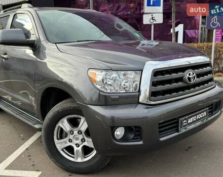 Серый Тойота Секвойя, объемом двигателя 5.66 л и пробегом 228 тыс. км за 27990 $, фото 1 на Automoto.ua
