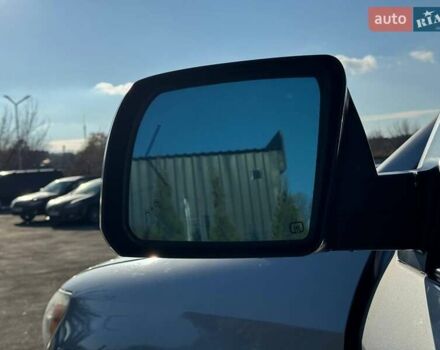 Серый Тойота Секвойя, объемом двигателя 5.66 л и пробегом 220 тыс. км за 32000 $, фото 19 на Automoto.ua