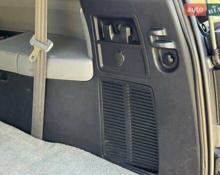 Серый Тойота Секвойя, объемом двигателя 5.66 л и пробегом 220 тыс. км за 32000 $, фото 13 на Automoto.ua