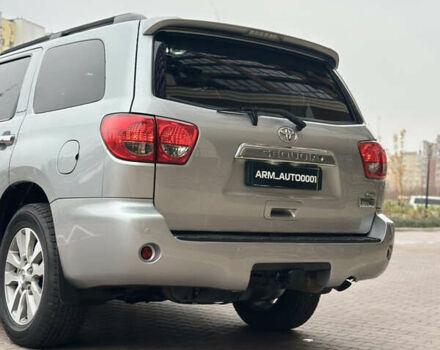 Серый Тойота Секвойя, объемом двигателя 5.69 л и пробегом 208 тыс. км за 30000 $, фото 4 на Automoto.ua