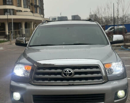 Серый Тойота Секвойя, объемом двигателя 5.69 л и пробегом 208 тыс. км за 30000 $, фото 6 на Automoto.ua