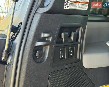 Серый Тойота Секвойя, объемом двигателя 5.66 л и пробегом 220 тыс. км за 32000 $, фото 12 на Automoto.ua