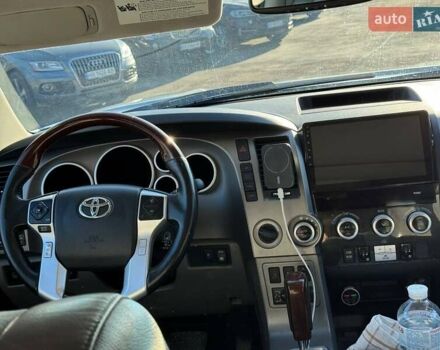 Серый Тойота Секвойя, объемом двигателя 5.66 л и пробегом 220 тыс. км за 32000 $, фото 33 на Automoto.ua
