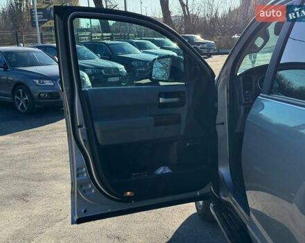 Серый Тойота Секвойя, объемом двигателя 5.66 л и пробегом 220 тыс. км за 32000 $, фото 22 на Automoto.ua