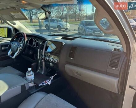 Серый Тойота Секвойя, объемом двигателя 5.66 л и пробегом 220 тыс. км за 32000 $, фото 39 на Automoto.ua