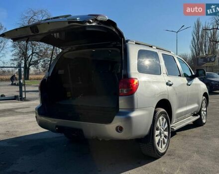 Серый Тойота Секвойя, объемом двигателя 5.66 л и пробегом 220 тыс. км за 32000 $, фото 11 на Automoto.ua
