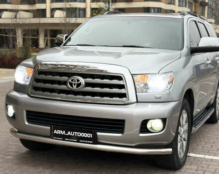 Серый Тойота Секвойя, объемом двигателя 5.69 л и пробегом 208 тыс. км за 30000 $, фото 1 на Automoto.ua